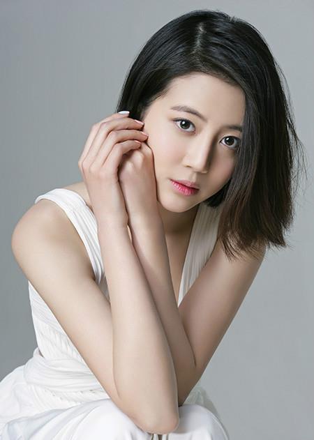 杨幂公司旗下又一位艺人解约用8个字回应感恩就够了