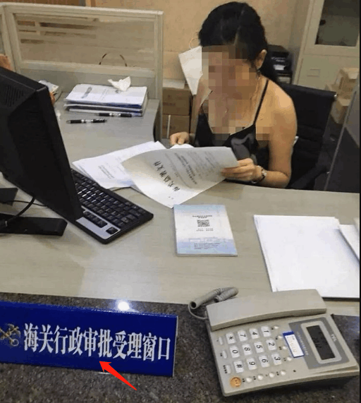 海关女工作人员被拍 穿吊带裙办理业务 事情真相引发网友争议