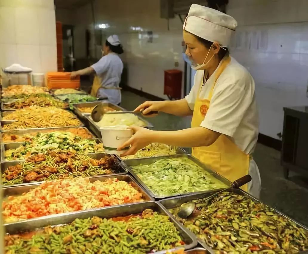 特点:" 四川吃饭大学",3个学生食堂,2个普通食堂,1个清真食堂, 全校