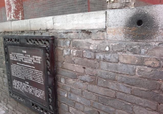 每年摸的人实在太多了,子孙窑就是算石头也被手指摸的穿了好几次顶