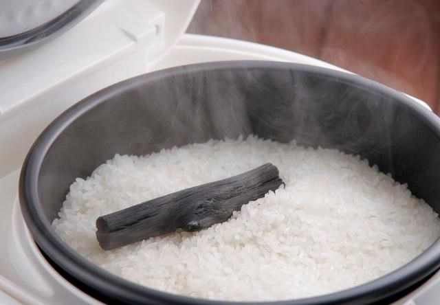 电饭煲蒸饭总是粘锅糊锅?别急,教您用绝招,饭更好吃还不粘锅