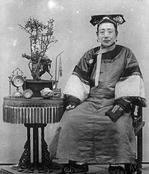 清朝真实老照片富人妻妾成群第二张是真实的小燕子