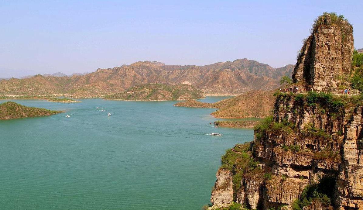 易水湖锁住易水河上游水流汇集成湖,水质清澈纯净.国标二级水质标准.