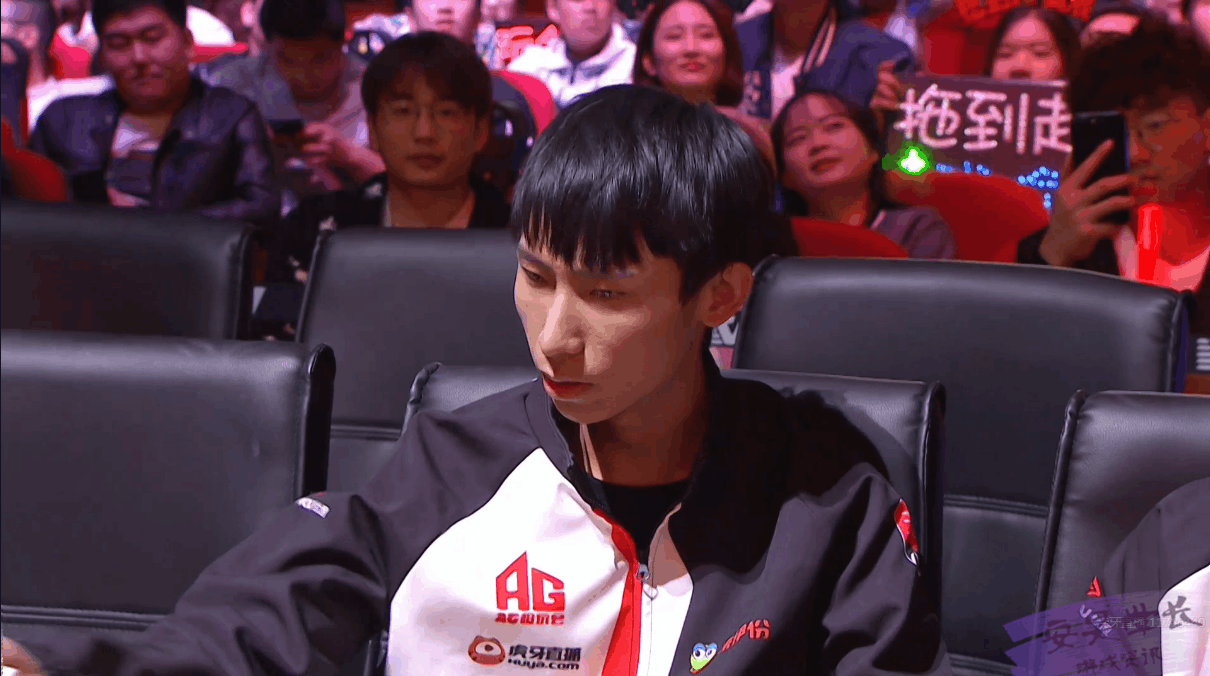 梦泪的眼神充满了绝望!