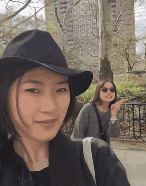 冯小刚前妻近照曝出,气质极佳完胜徐帆,女儿更是美貌动人