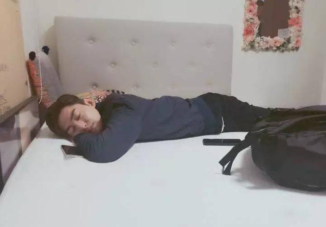 先是偷拍张翰睡着的照片,表示他在剧组候场时累趴下了,于是趴在床上