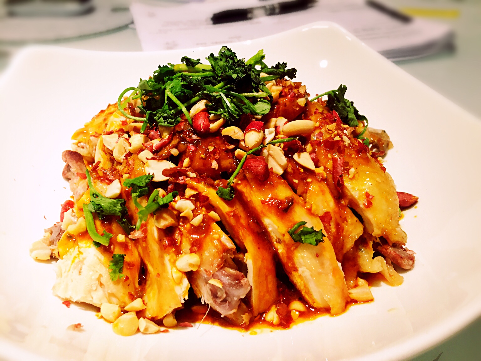 被红油包裹的鸡肉,红艳鲜亮,冰爽q弾,鲜美而不腻