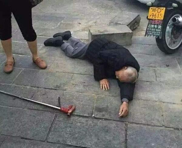 老人摔倒后没人搀扶,小学生扶起后,老人:喊你家长送我去医院