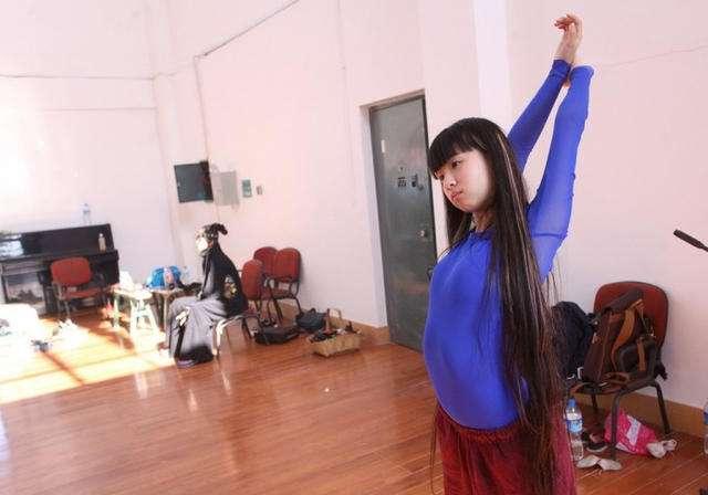 如今身高170的小彩旗近照,头发长达1米3,有名有钱网友却说可怜