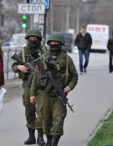 你可注意过士兵巡逻抱枪姿势,为什么枪口斜向下而不是朝前?