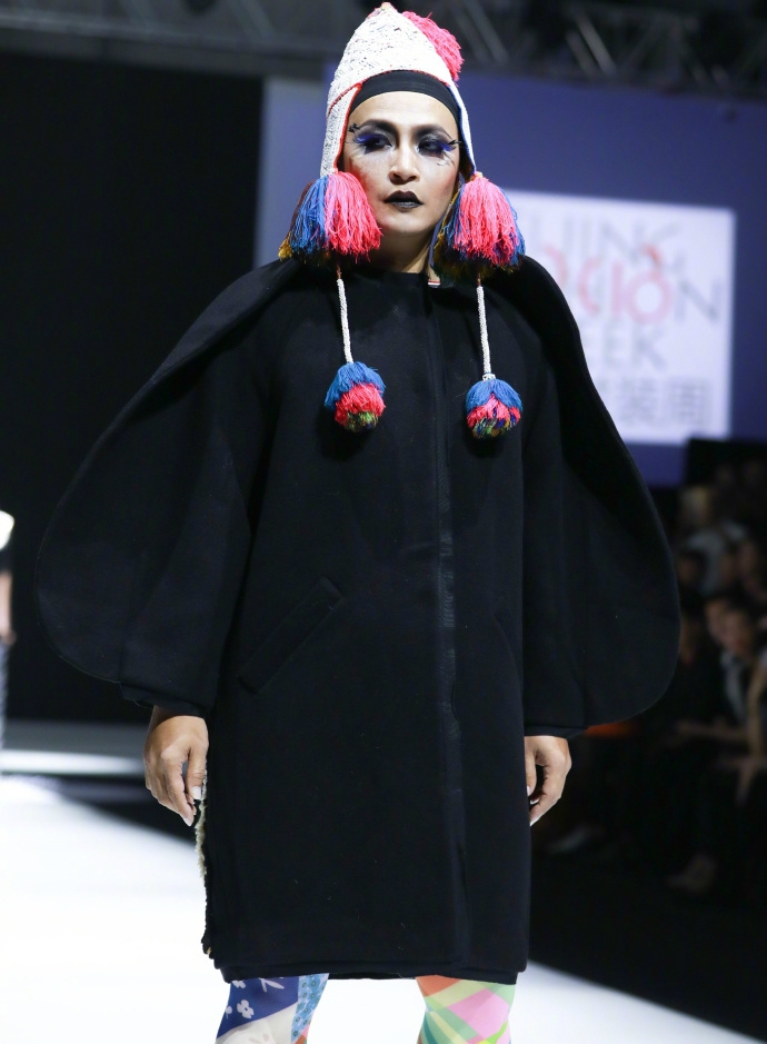 陈志朋穿lady gaga无敌高跟鞋扮女装大佬,t台走秀,不慎摔倒