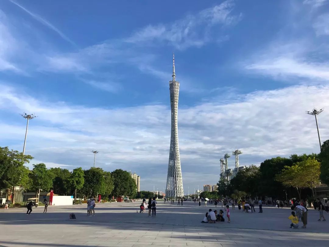 广州最繁华热闹的地方—花城广场,可远观广州塔近看音乐喷泉