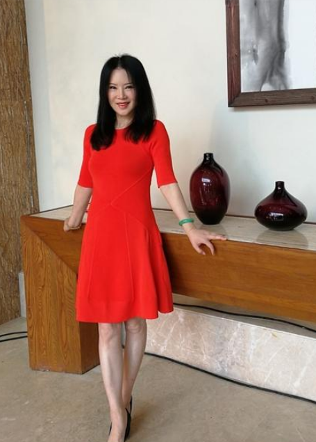 任静付笛生闪现机场,网友炸锅:一个20岁小伙,一个50岁大妈