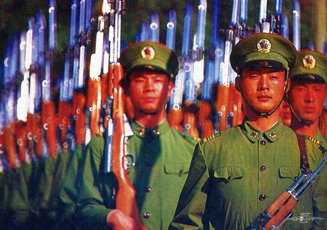 上世纪80年代的解放军武器落后但让人敬佩