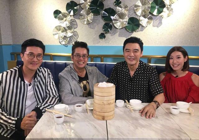 谭咏麟意外开启美食霸屏模式,和65岁钟镇涛相聊甚欢,却不忘健身