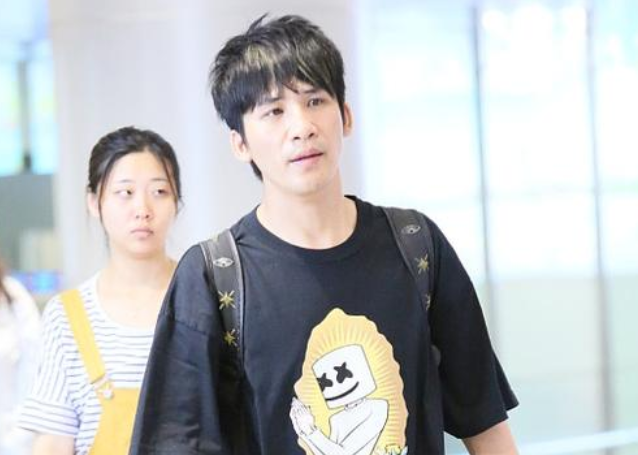 大张伟和妻子刘迎现身机场萝卜青菜各有所爱网友祝福他们