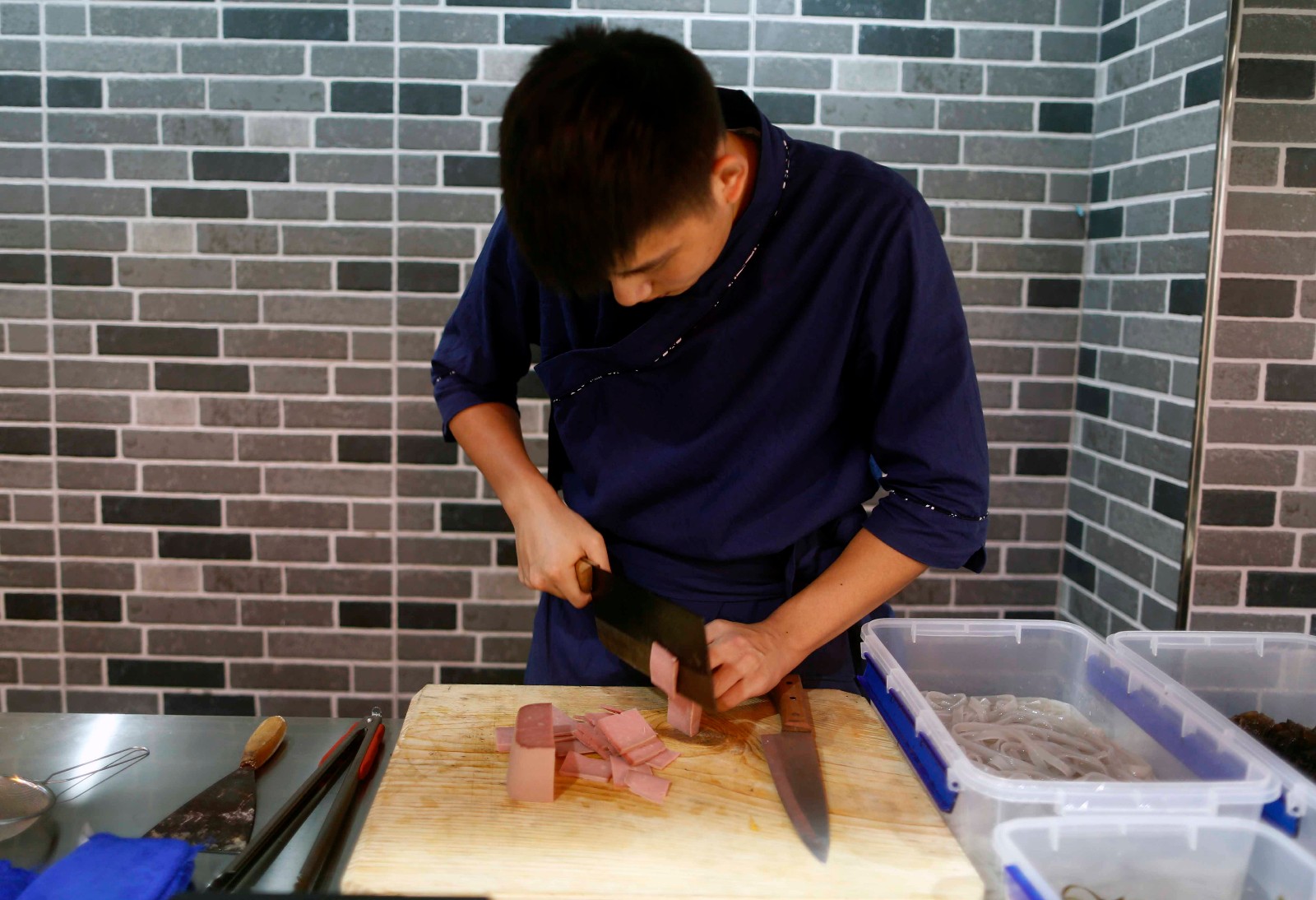 00后餐馆打工不为钱只为做最地道砂锅面给妈妈吃