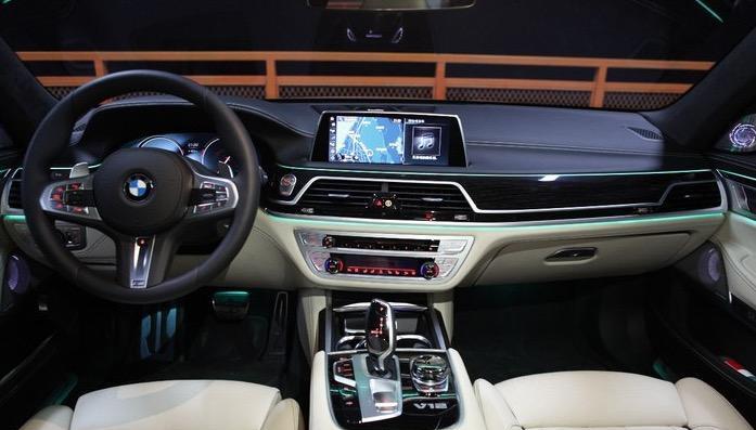 这是一辆300万的宝马全国首台全新宝马m760提车作业