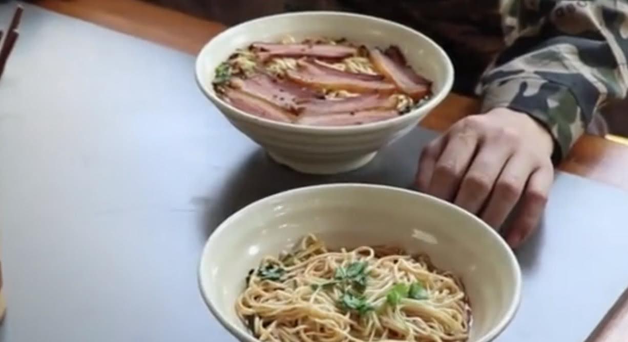 9岁小女孩带盲人父亲出去吃饭,女儿这一行为,老板娘看"哭"了