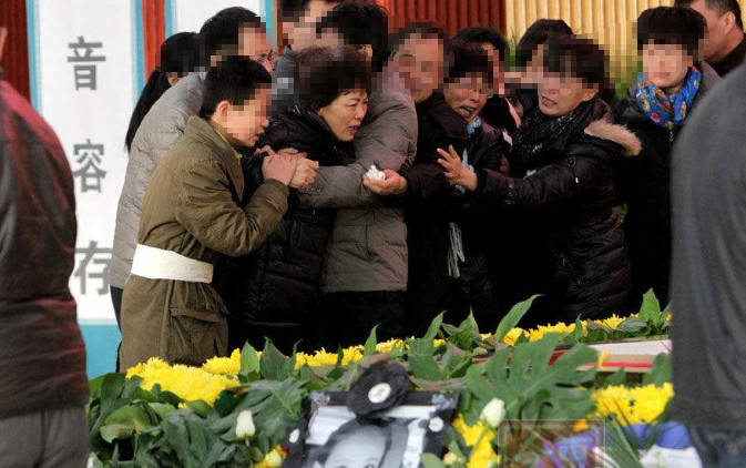 外公去世,女子给外公守尸体,半夜尿急上厕所,出来吓得瘫倒在地