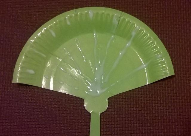 将8段纸绳尽量均匀地贴在纸盘上.