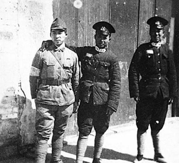 伪军罕见6张老照片,第三个搂着鬼子献殷勤,最后一个令人愤恨