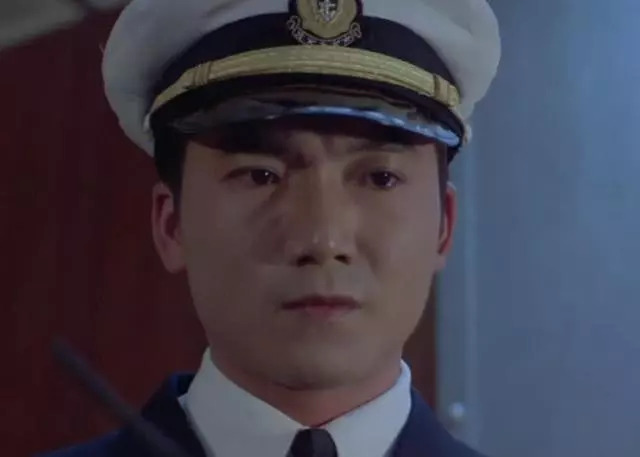 父亲早逝,12岁做演员替身赚钱,今拜洪金宝为师娶美娇妻成赢家!