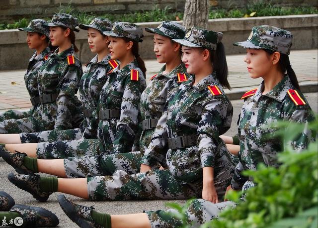 济南山东师大校园新生军训休息时舞蹈专业女生们练起舞姿基本功