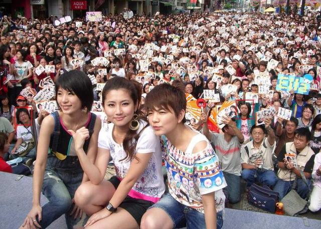 h.e风雨十七年,再难都不曾解散,现推出纪念新歌赞美这份友谊