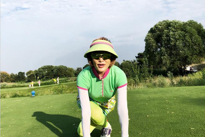 54岁演员高宝宝近照,打扮得花枝招展,尽显雍容典雅富态十足!