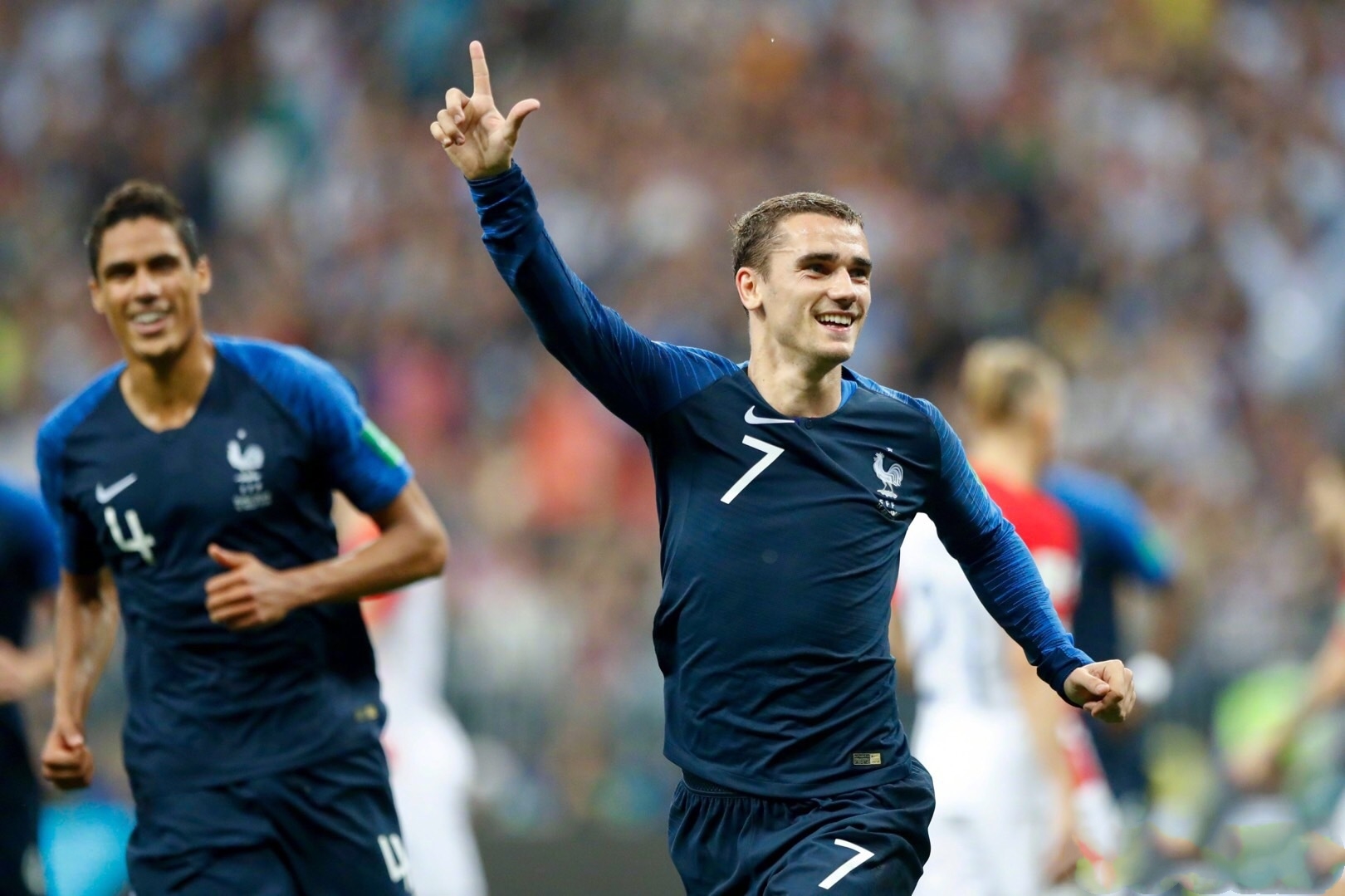 昨晚的他凭借着一颗点球拿下了法国队胜利的基础,而这个男孩除了脚下