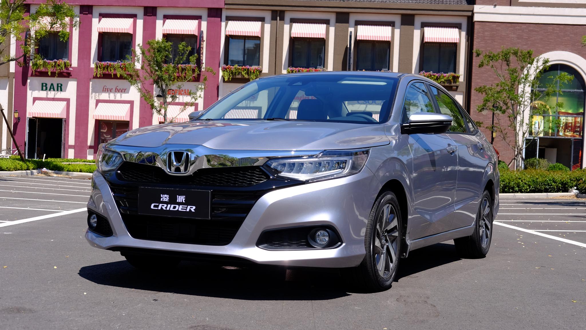 新一代凌派,尺寸比思域还大,包括轴距…这车最大的特点就是