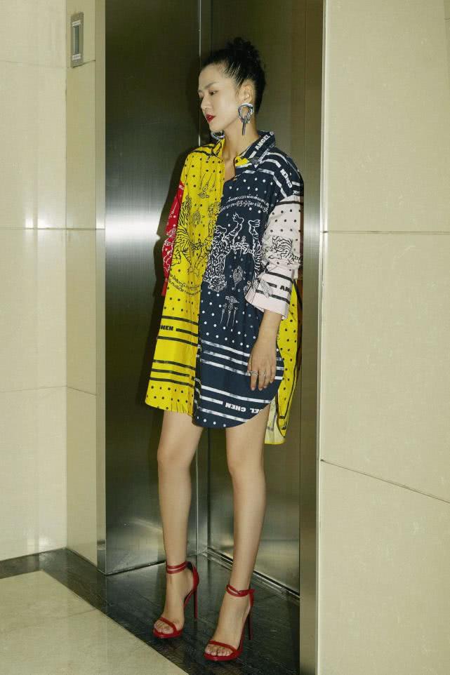 谭维维《跨界歌王》俯卧撑展健身功底 与吴秀波合唱《是否》