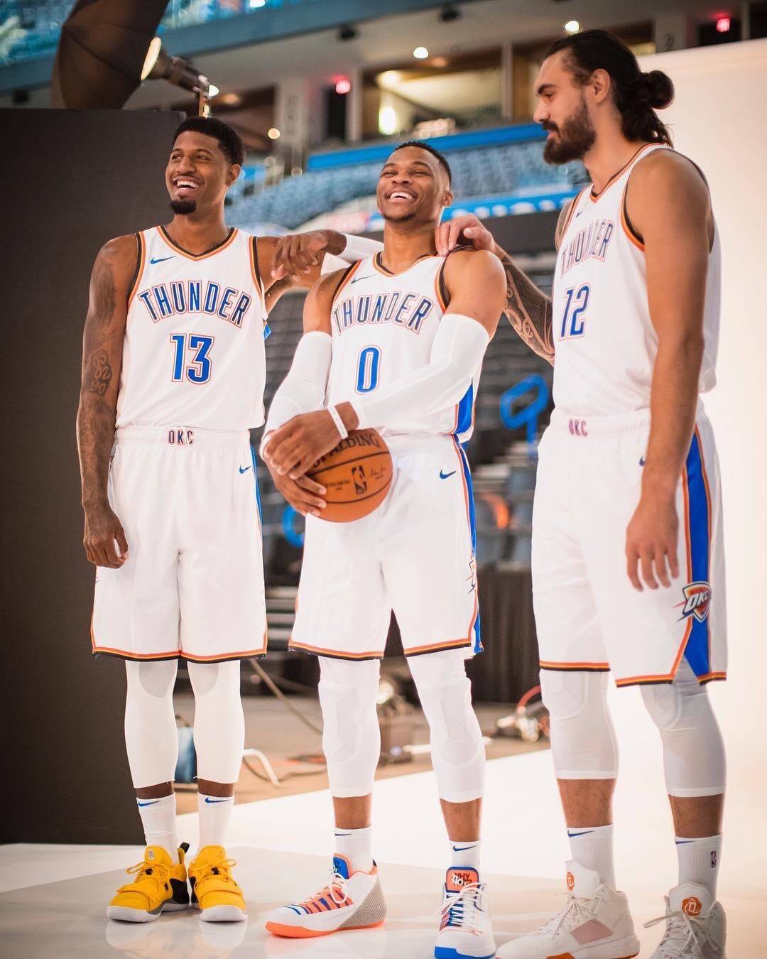 雷霆媒体日定妆照,威少和乔治的王炸组合,这支雷霆