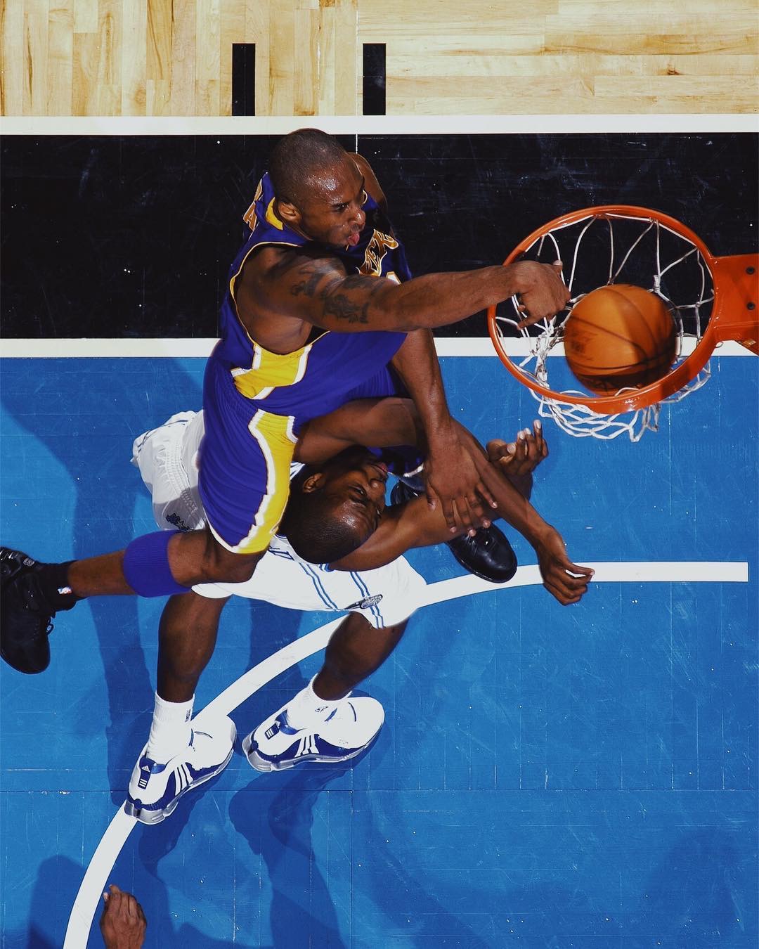 14年前的今天,科比骑扣霍华德,那一瞬间成为历史经典!