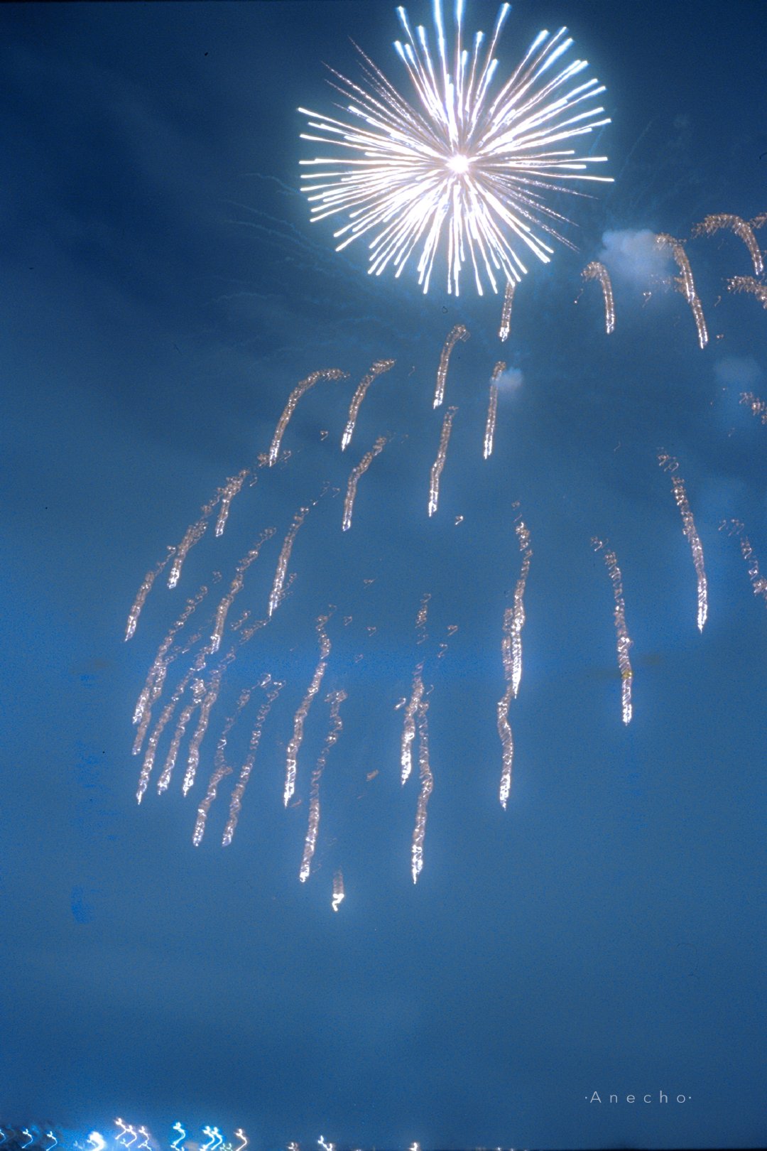 火花与雨水的旋律在天空中泛起的涟漪灿烂之后坠落在河中成为月