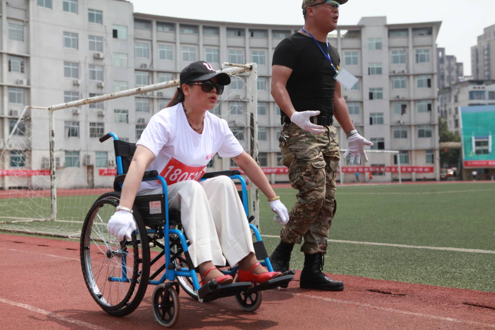 韩强,萍乡市精神文明办副主任肖钊勤等相关领导;和残奥会冠军贾婷君仙