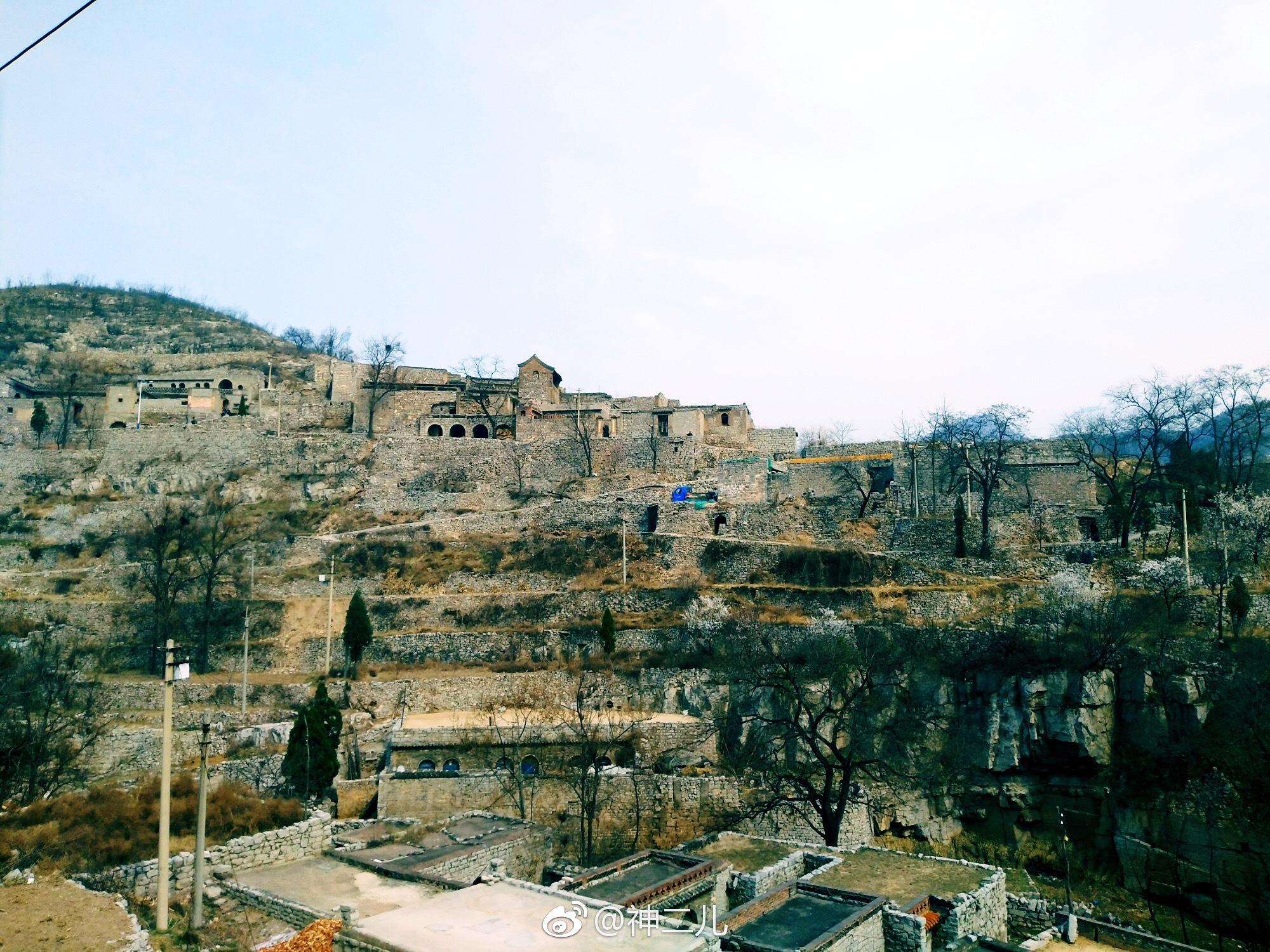 山西省平定县岔口乡冯家峪村深藏于大山之中的石头古村远处看村子就