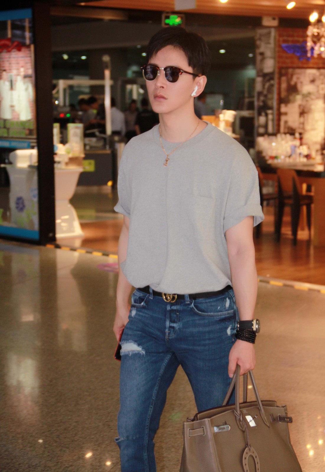 黄宥明行色匆匆宛带清风气场全开新戏发起多重身份挑战