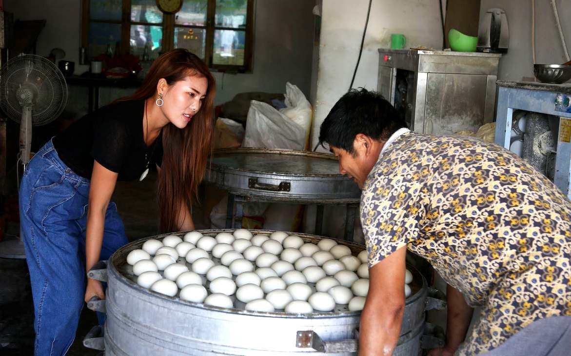 漂亮女孩街上摆摊卖馒头 一天卖4000多个 常常因困倦哈欠不断
