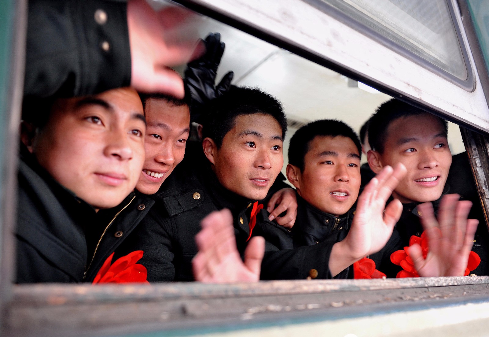 兄弟情深的泪奔现场影像记录战友离别