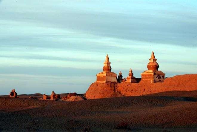 罗布泊的河底,这里旅游资源丰富,著名景点楼兰古城,米兰古城,海头古城