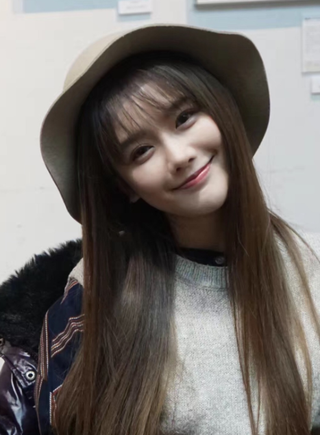 5/ 6罗小伊不仅相貌出众,一手好文笔也广为人知6/ 6拍摄的写真也是