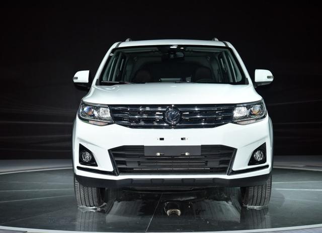 外观造型沿用了全新景逸x5的设计风格,宽阔的前进气格栅与两侧大灯组