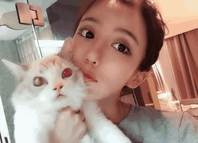 变声大佬呆妹儿直播秀身材! 锁骨夹口红失败网友直言没有锁骨