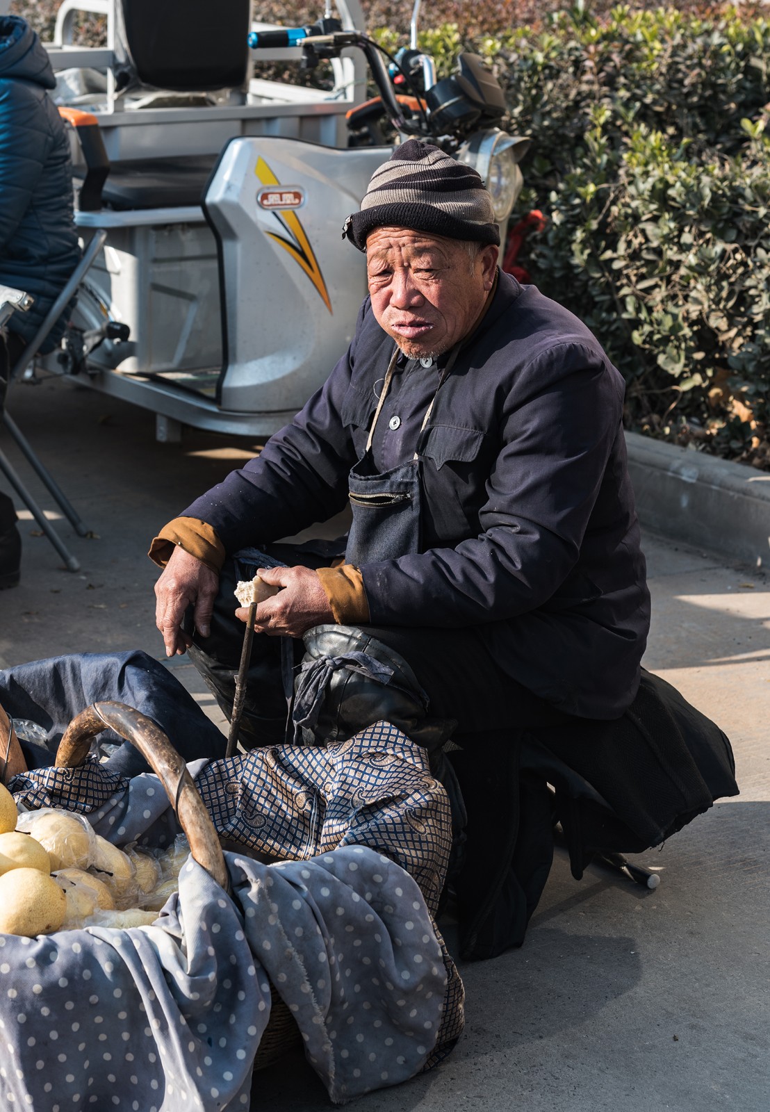 集市上卖农产品的老人,看完让人泪奔的八张图片