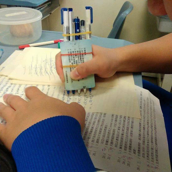 妈妈在朋友圈晒孩子罚抄纸网友看后纷纷晒出童年罚抄神器