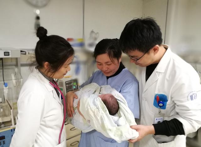 女子怀孕期间吸毒生下孩子后不见踪影,医生护士成了"临时妈妈"|宝宝