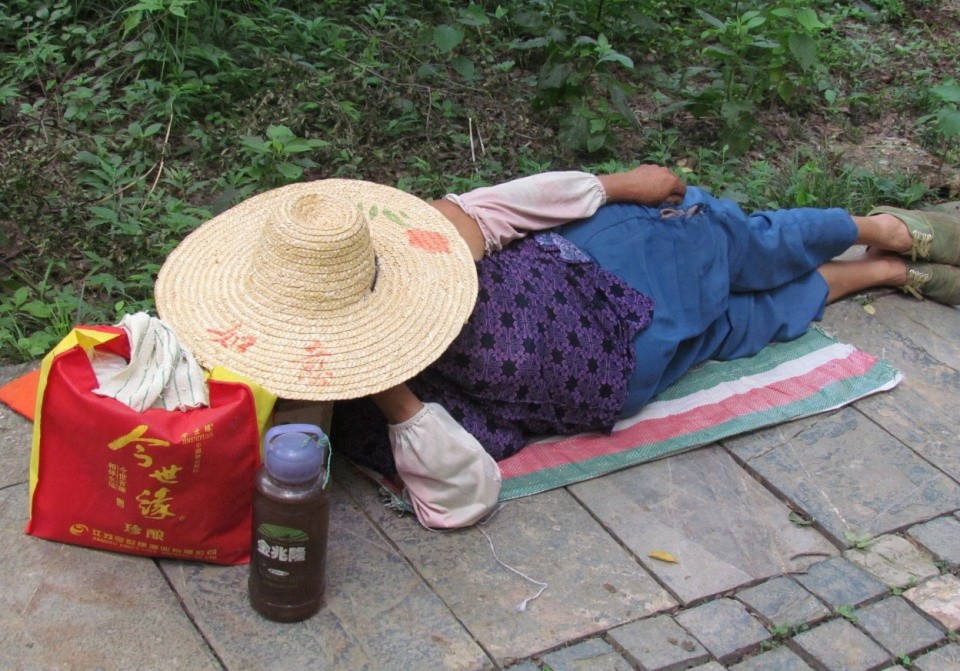 实拍农民工午睡,第几幅让您感觉心酸?