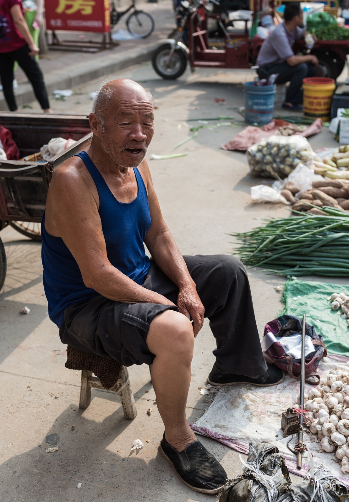 集市上卖农产品的老人,看完让人泪奔的八张图片
